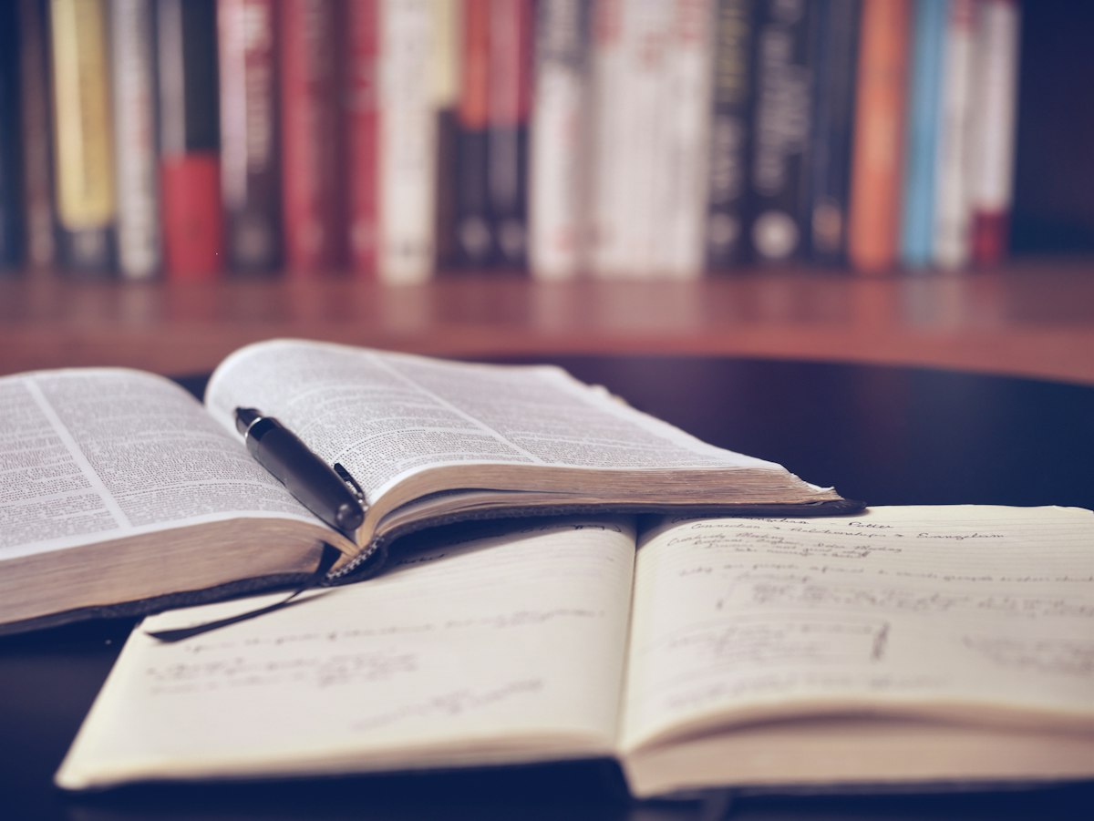 Livres ouverts sur une table de travail